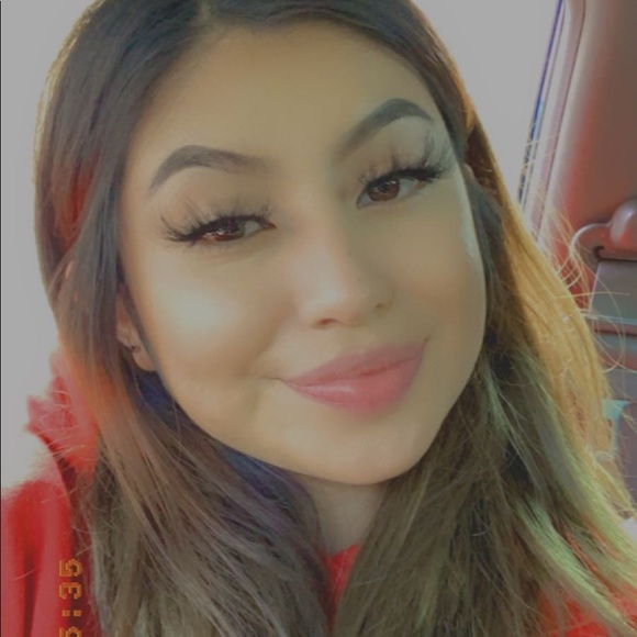 Poshmark profile picture for @yenzzz